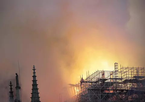 Macron, la Catedrala Notre-Dame: "Emoții pentru toată națiunea"! Mesajele transmise de liderii de stat în urma incendiului devastator din Paris