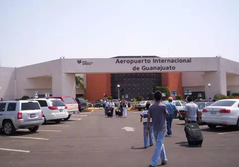 Jaf ca în fime pe un aeroport din Mexic. Hoți înarmați au furat un milion de dolari în 3 minute!
