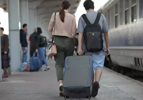 Aglomerație în Gara de Nord, înainte de începutul minivacanței de 1 mai. Mii de oameni, cu trenul spre destinația de distracție / FOTO&VIDEO