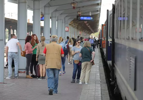 Gafă CFR: Un tren a plecat doar cu o parte din călători, după ce a fost anunțat la alt peron. Reacția companiei