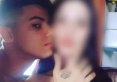 Tânărul care și-a bătut și și-a umilit iubita minoră și-a aflat sentința. A primit închisoare cu executare