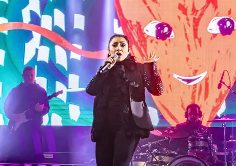 Cum a fost surprinsă Andra Măruță în Noaptea de Înviere, alături de soțul ei