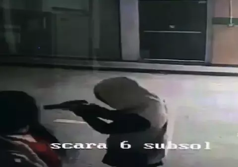 VIDEO | Tineri deghizaţi în femei au tâlhărit un bărbat folosind electroşocuri!