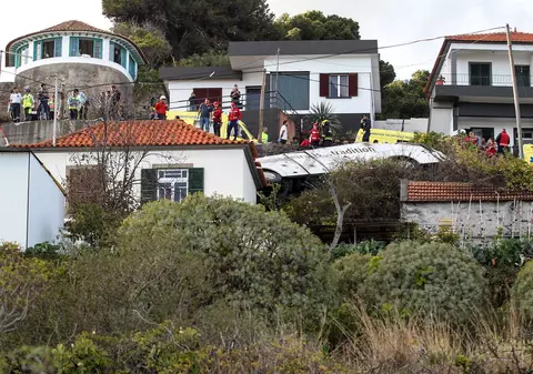 VIDEO | 29 de turiști au murit, după ce un autocar a căzut într-o prăpastie, pe insula portugheză Madeira. Sunt și 27 de răniți, dintre care șapte în stare gravă