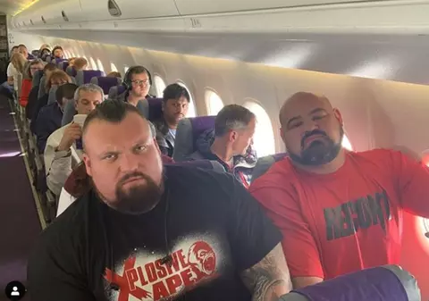 Doi uriași au fost puși să stea pe scaune alăturate în același avion. Imaginea a devenit virală