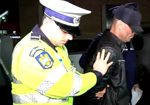 Bărbatul din Galați care s-a filmat în timp ce-și bătea copiii cu sălbăticie a fost reținut. Ce restricții i-au impus polițiștii