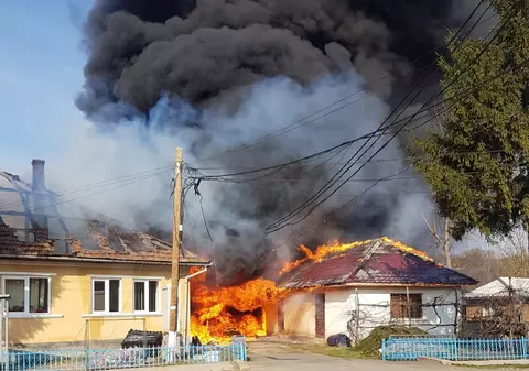 Acoperișul unei primării din Maramureș a ars! Sediul trebuie să fie mutat în altă locație