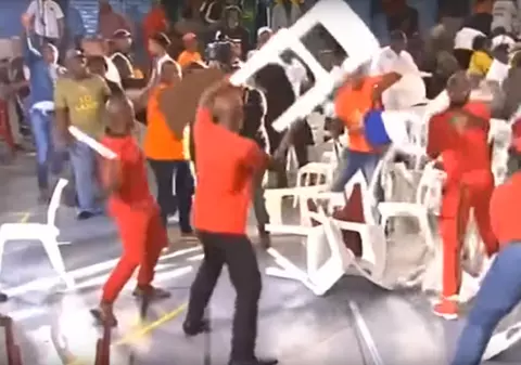 VIDEO | Bătaie cu scaune între politicieni în Africa de Sud