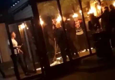 Un individ cu o macetă, dat afară de bodyguarzi cu bâte, într-un club din Craiova
