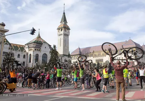 Întrecerea pe biciclete ”Critical Mass Târgu Mureș”, pentru un scop nobil. 500 de bicicliști au pedalat pentru viața bebelușilor