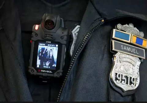 Polițiștii de pe stradă vor avea camere de filmat la uniformă. Imaginile pot fi folosite în instanță