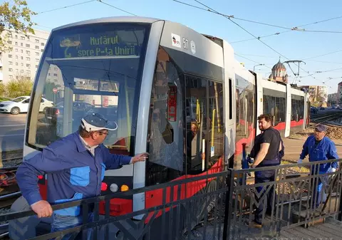 VIDEO | Un tramvai a deraiat în Oradea. Câțiva pasageri au fost răniți ușor