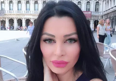Brigitte Sfăt, legată de mâini pe un perete și în cel mai provocator costum de baie. Ipostază incredibilă