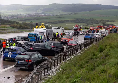 Peste 50 de mașini implicate într-un accident pe o autostradă din Germania