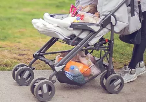 O româncă a trecut printr-o spaimă teribilă azi la Roma. O altă femeie a încercat să-i răpească nepoata din căruț!