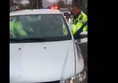 VIDEO | Un șofer beat a oprit mașina pe prima bandă a unui drum și s-a culcat! Când au venit polițiștii n-a vrut să coboare