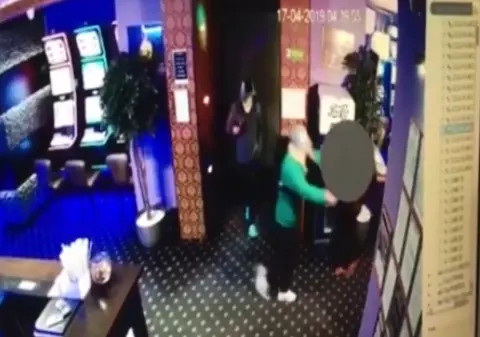 Tâlharii care au intrat cu pistolul într-o sală de jocuri din Cluj și au furat încasările au fost prinși de polițiști