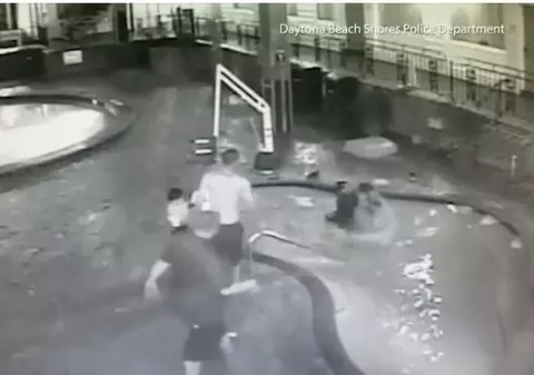 Un copil era să moară înecat într-o piscină, în timp ce mama lui era beată în hotel