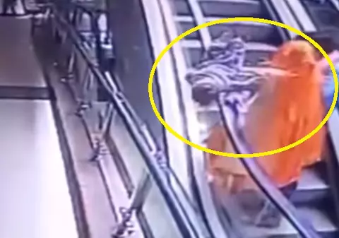 VIDEO | Un copil a murit după ce mama lui s-a dezechilibrat pe o scară rulantă și l-a scăpat din brațe! Atenție, imagini șocante