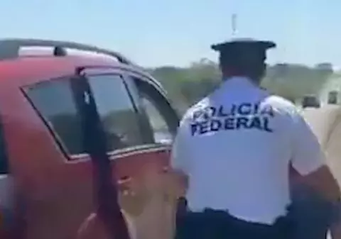 O familie și-a uitat copilul într-un magazin. Poliția a urmărit mașina 15 kilometri ca să-l poată înapoia părinților | FOTO
