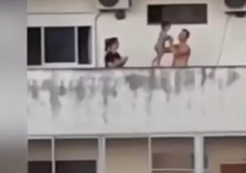 VIDEO | Un tată și-a pus copilul mic să meargă pe balustrada unui balcon de la etajul 7! Mama făcea poze!