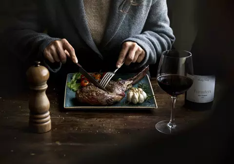 Cum să marinezi corect carnea de miel ca să-ți iasă o friptură fragedă și bună