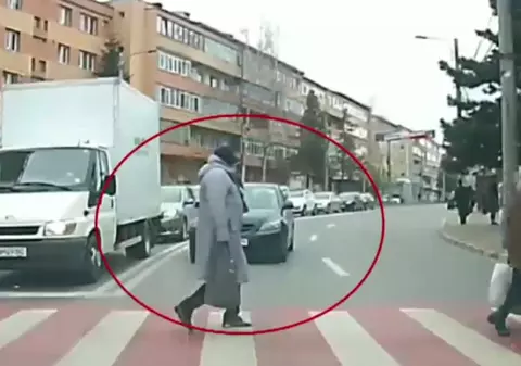 VIDEO / Femeie din Suceava, la un pas de a fi lovită pe o trecere de pietoni de un șofer teribilist