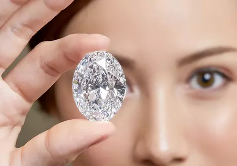 Un diamant oval extrem de rar s-a vândut cu 13,7 milioane de dolari