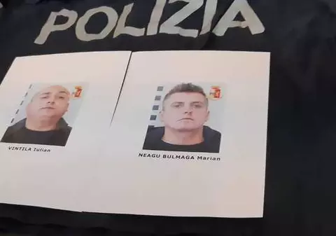Doi români au jefuit un magazin din Italia, după ce au spart vitrina cu o mașină furată. Imagini din timpul jafului spectaculos / VIDEO