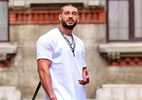 Dorian Popa și iubita lui, nașii unui băiețel. Cei doi i-au tăiat moțul finuțului lor, în ziua de Crăciun