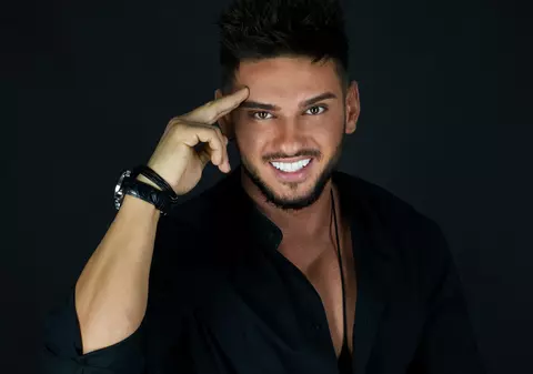 VIDEO/ Dorian Popa are fani și-n biserică: “Ne retragem, frumos, în curte, pentru poze”. Bunica l-a adus pe calea credinței