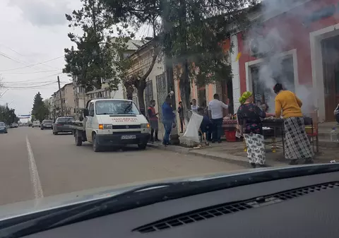 FOTO | Trotuar blocat în centrul unui oraș din județul Vaslui cu grătare sfârâind și mese întinse în plină zi!