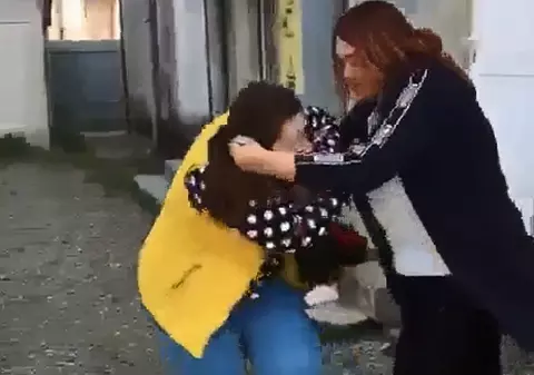 VIDEO | O elevă a bătut cu bestialitate o colegă de școală. Alți copii o "încurajau" să lovească!