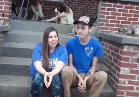Un tânăr de 18 ani vrea să se însoare cu mama celui mai bun prieten al lui! Femeia are trei copii
