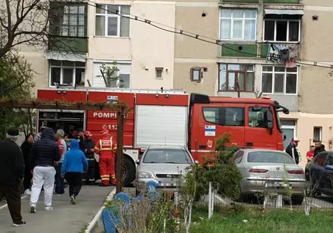 Explozie într-un bloc din Reșița. O persoană a fost rănită grav