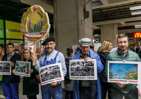 FOTOREPORTAJ | „Urmează stația viitorul, cu peronul la vot” - Flashmob inedit la metrou Unirii. Imaginile cu care oamenii sunt îndemnați să iasă la vot pe 26 mai