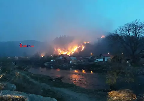 VIDEO | Incendiu violent la marginea orașului Reșița. Localnicii își făceau selfie-uri în timp ce pompierii se luptau cu flăcările!