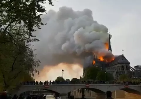 IMAGINI LIVE cu incendiul de la Catedrala Notre-Dame