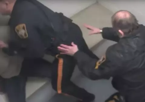 Un polițist care a împușcat un suspect în stomac a fost declarat nevinovat de un judecător. Care a fost motivația