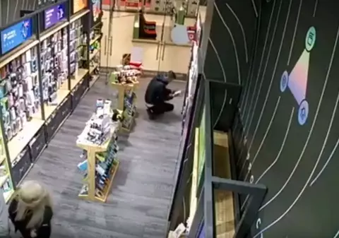 Tânăr din Neamț, filmat în timp ce pleacă din magazin cu două accesorii de IPhone. A fost somat să plătească pe Facebook
