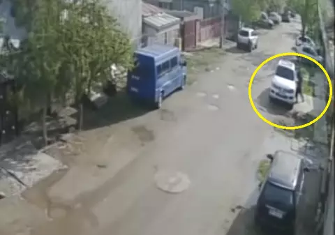 VIDEO | Momentul în care cei doi hoți au furat geanta cu 500.000 de lei din mașina unui afacerist! Au folosit tocul unui pistol