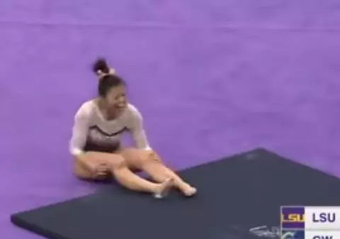 VIDEO ȘOCANT | Accidentare horror! O gimnastă și-a rupt ambele picioare în timpul unui exercițiu la sol! Imagini cu puternic impact emoțional