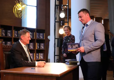 Polițistul Marian Godină și Rareș Bogdan, printre cei care au luat autografe pe cartea președintelui Iohannis