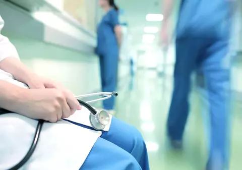 Un medic din Ialomița, acuzat că a bruscat un copil în timpul consultului. Poliția a demarat o anchetă