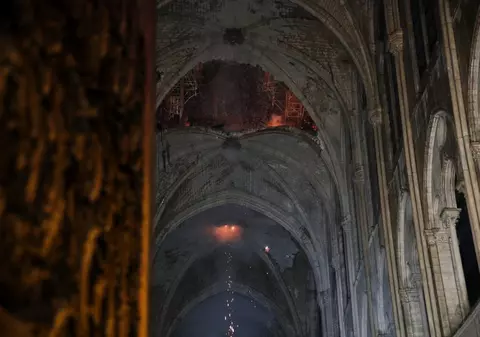 FOTO | Coroana de spini și alte relicve importante salvate din Catedrala Notre Dame din Paris