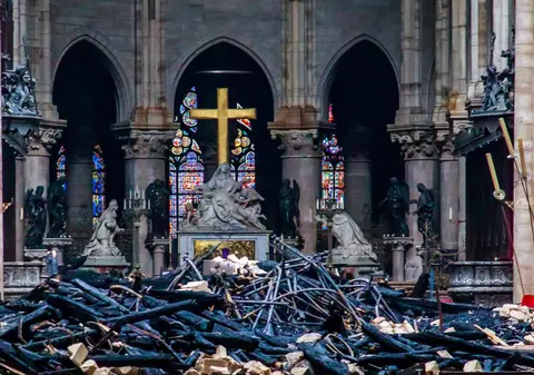 Miracolele din cenușă. Artefactele cruțate de focul care a mistuit Catedrala Notre-Dame
