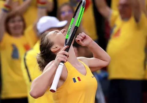 Simona Halep a bătut-o zdravăn pe Kristina Mladenovic. România conduce cu 1-0 Franța, în semifinalele Fed Cup