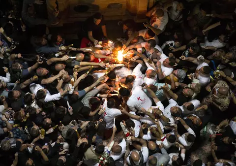 VIDEO/ Lumina Sfântă s-a aprins la Ierusalim! Mii de credincioși au participat la ritualul vechi de aprindere
