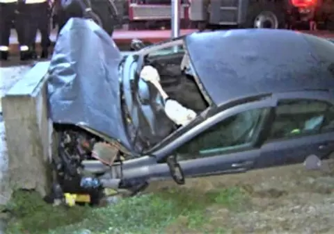 Un minor s-a urcat beat la volan și a intrat cu mașina într-un cap de pod. Pe scaunul din dreapta mai era un minor