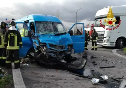 Microbuz cu români, spulberat de un TIR pe o şosea din Italia